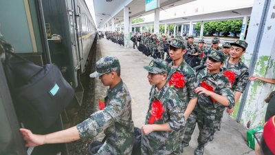雄赳赳气昂昂！我市300多名新兵今日启程奔赴军营