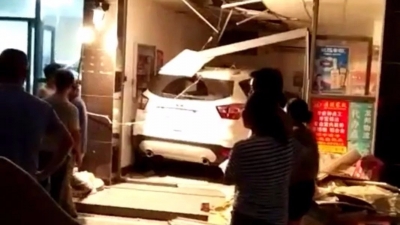 吓人！丰顺汤坑镇某小区内一小车冲进店铺，一人受伤……