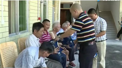 深圳龙岗五华经济促进会  组织回乡送月饼送祝福