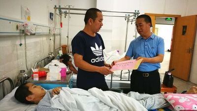 市政协委员慰问本报救助对象：爱心款送到病床前