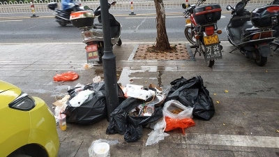 隔着屏幕都能闻到臭味...梅城梅水路又有人乱扔垃圾