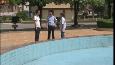 兴宁一母亲深夜带着婴儿在公园昏睡，咋回事？