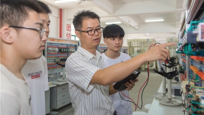奋斗者的故事丨张立泰：为办好专业 进厂当学徒