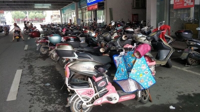 梅县区锦发商城周边摩托车这么放，小心被处罚！