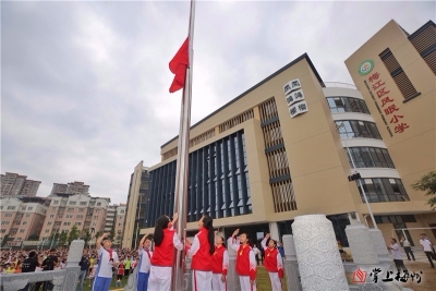 张晨到梅城相关学校开展儿童节慰问活动和督导创文工作