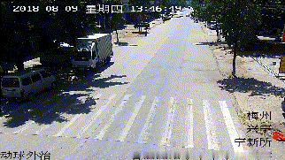 兴宁一小型面包车逆向行驶撞倒电动自行车，负全责！