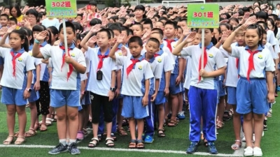 梅州家长急了！两家校服供应商曾被检不合格 教育部门回应