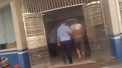 在逃男子怀疑被举报，对前女友大打出手，结果...