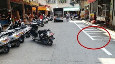 丰顺这市场，是摩托停车位划得“反人类”，还是随意停放太甚？