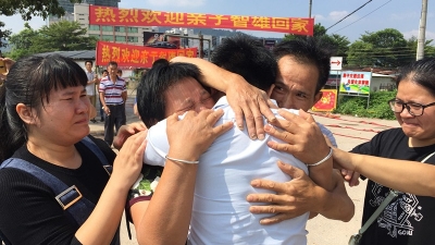 3岁走失被拐！男子24年后与亲生父母重逢