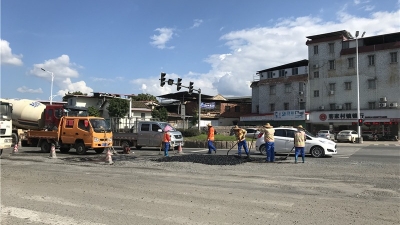 小心慢行！梅城五里亭路口维修路面，现场砂石多