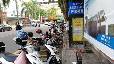 禁停标识，不管用！公交车站成了摩托停车位