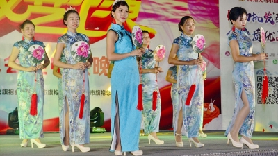 旗袍尽显古韵美！梅州日报艺术团举行迎中秋文艺汇演