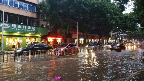 落雨大水浸街！昨日暴雨突袭梅城，风雨中幸好有他们…