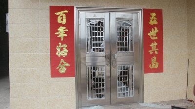 追债有理但也要注意方式，三男子为追债砸人门窗被拘留