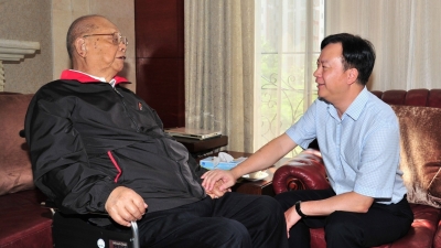 谭君铁拜访曾宪梓博士