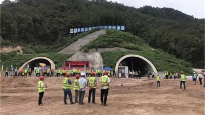 最新！梅州东环高速茅窝山隧道提前20多天实现全幅贯通