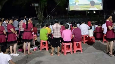 平远社保局开展“送影下乡·政务公开”活动