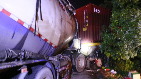 梅县区白渡镇发生三车碰撞事故，造成5人死亡 