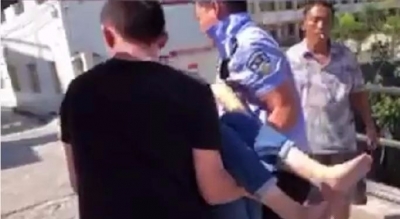 正能量！丰顺丰良一女孩抽搐倒地，辅警小哥出手了