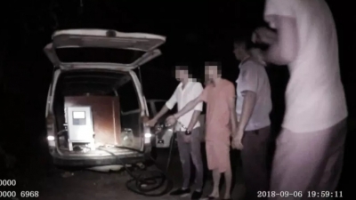 用微信群非法兜售汽油，结果这两个“男纸”“杯具”了…