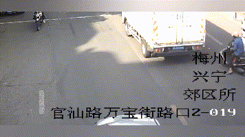 摩托随意掉头与小车碰撞，交警认定他负主要责任...