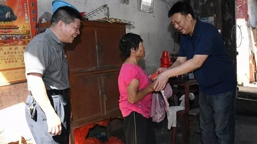 中秋临近  赖勤到五华安流福岭村慰问帮扶挂钩户