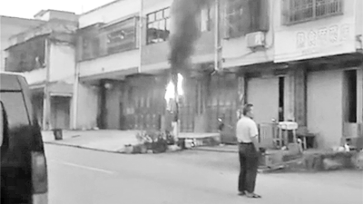 街头电线杆起火冒烟噼啪响，咋回事？7电表被烧毁...