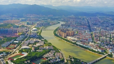 梅州市区一江两岸：荒滩土堤变身美丽城市花园