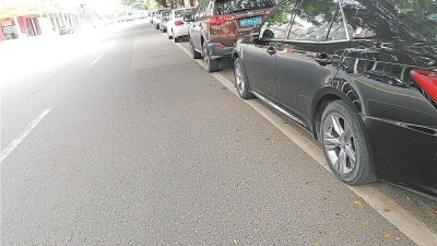 丰顺这条路停车位太窄！车主：车技再好也难停线内