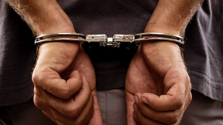 好猖狂！五华男子摩托被扣，竟两次到交警部门砸警车