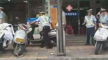 兴宁交警将停车线内未上牌摩托一律扣押拖走？事实是...