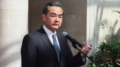 王毅：中国坚持不干涉内政原则 其他国家也不得干涉别国内政