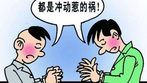 执法人员依法拆除违建房屋，五华这男子竟搬出煤气瓶...