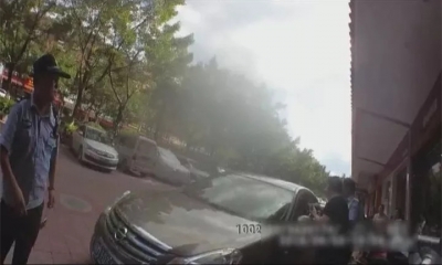 堵警车！还威胁点燃油箱...梅县这位司机你咋不上天呢？