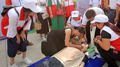 即日起，“创文”志愿者将走进江南街道12个社区为居民义诊