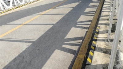 不安全！梅江桥路沿的这些东西脱落严重…