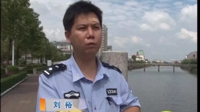惊险13秒!兴宁阿sir化身谈判专家,千钧一发之际救起轻生少女