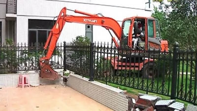 小区公共绿地被圈为“私家花园”？被平远城管依法拆除