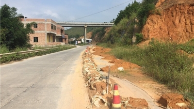 225省道水口段百米滑坡未清理，一车道被占通行不便