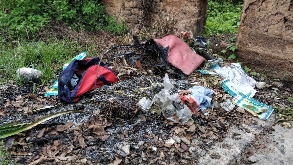 乱倒垃圾并焚烧，周边居民受不了，坐标：梅江区寨中村