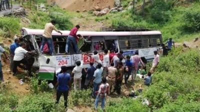 印度一辆客车坠入9米深山谷，已致至少43人遇难