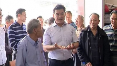 钟光灵以普通党员身份参加水车镇白沙村村支部大会