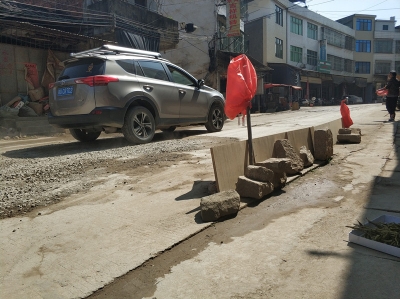 战地or马路？丰顺留隍镇这段路竟满地都是“子弹”...