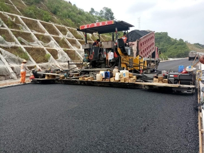 预计明年6月通车！梅平高速进入沥青路面铺设阶段