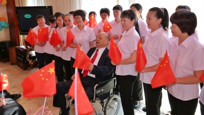 爱国如他！曾宪梓博士在家盛邀众乡亲为祖国庆生