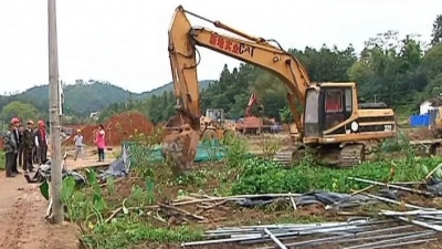 平远两农户对项目施工进行无理阻挠 被依法强制清障