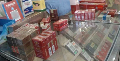 目瞪口呆！梅城一男子售假烟被查，情急之下竟动用菜刀…