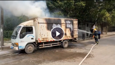 吓人！满载纸皮小货车行驶中突然冒烟起火