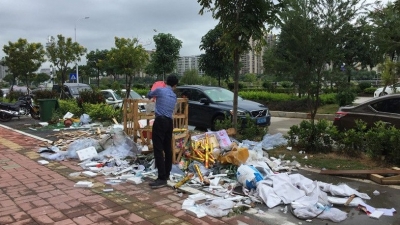 梅城学海路现“霸道”垃圾堆！记者刚到就见有人乱倒垃圾